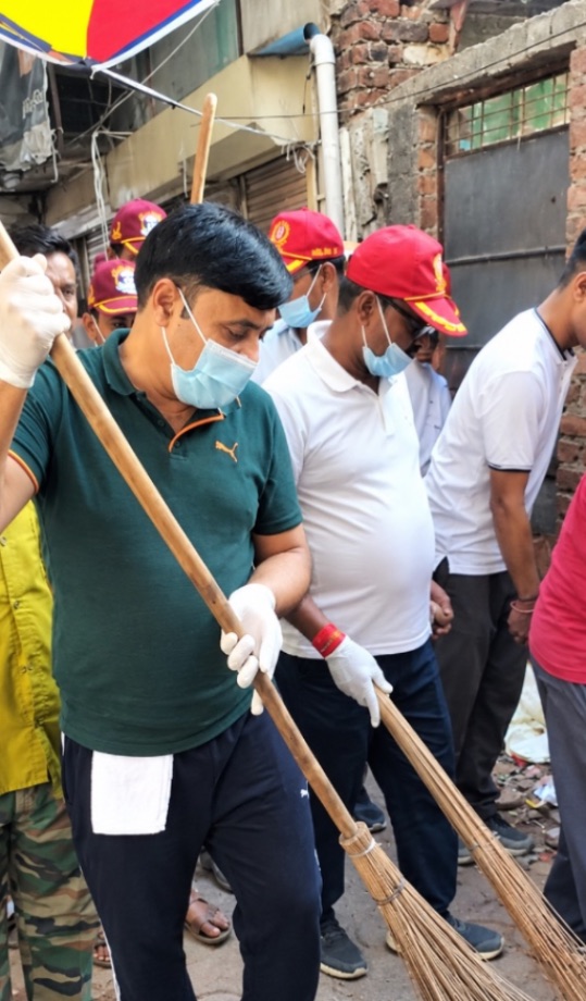 Bhind Collector Hits the Streets for Cleanliness Drive, Sets Example with Shramdaan