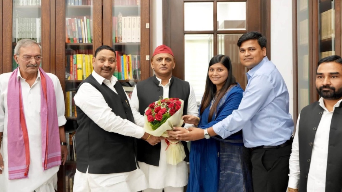 Former Bareilly MP Kashyap Meets Akhilesh Yadav Amidst Rising Political Speculation