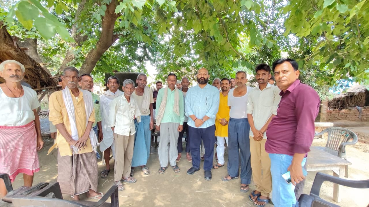 डॉ. युवराज सिंह ने अमैयापुर में ग्रामीणों से की मुलाकात, समस्याओं पर बोले 'समाधान दूंगा'