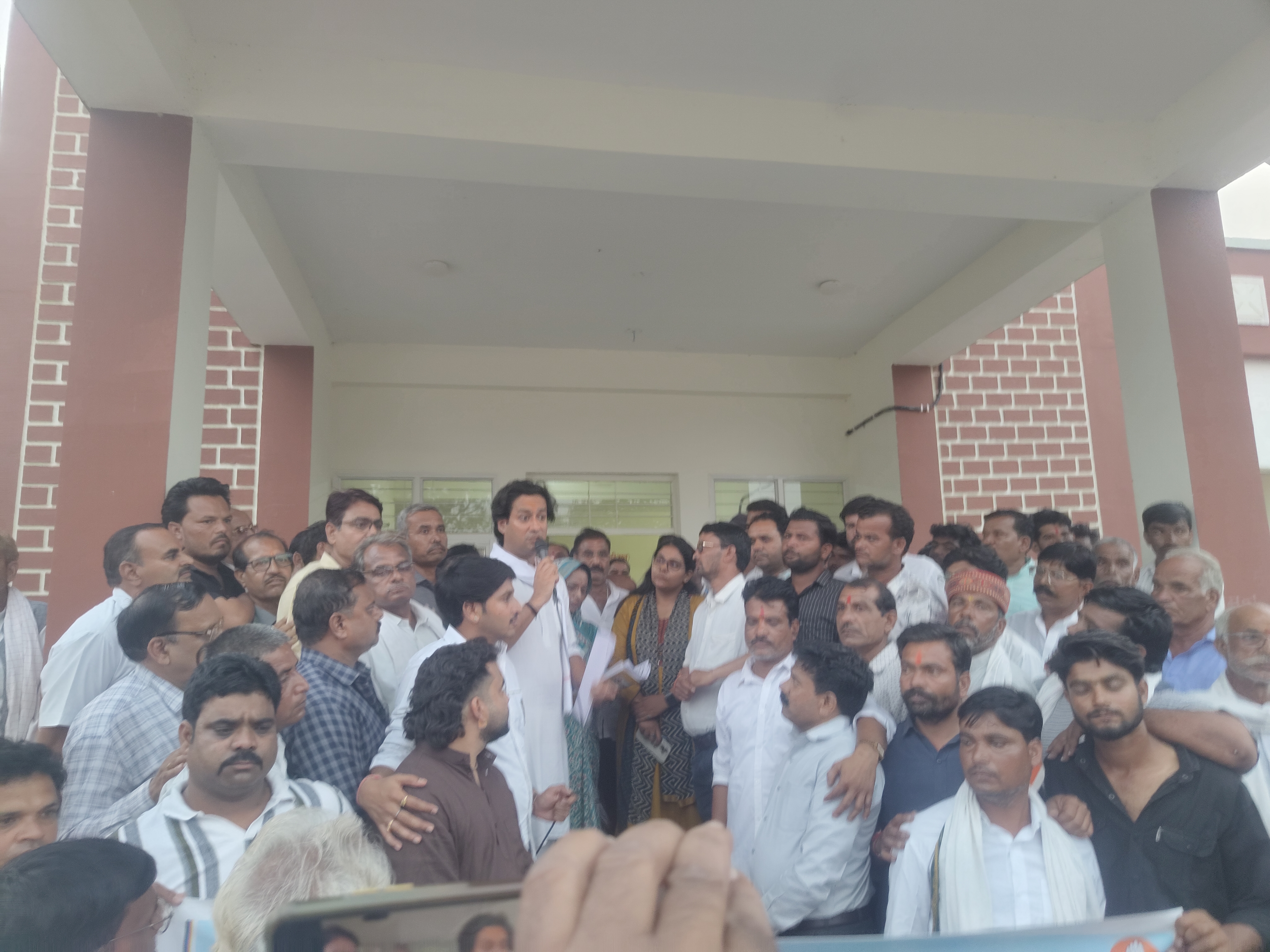 Congress Marches in Aaron, Raises Questions on Election Commission and Power Crisis