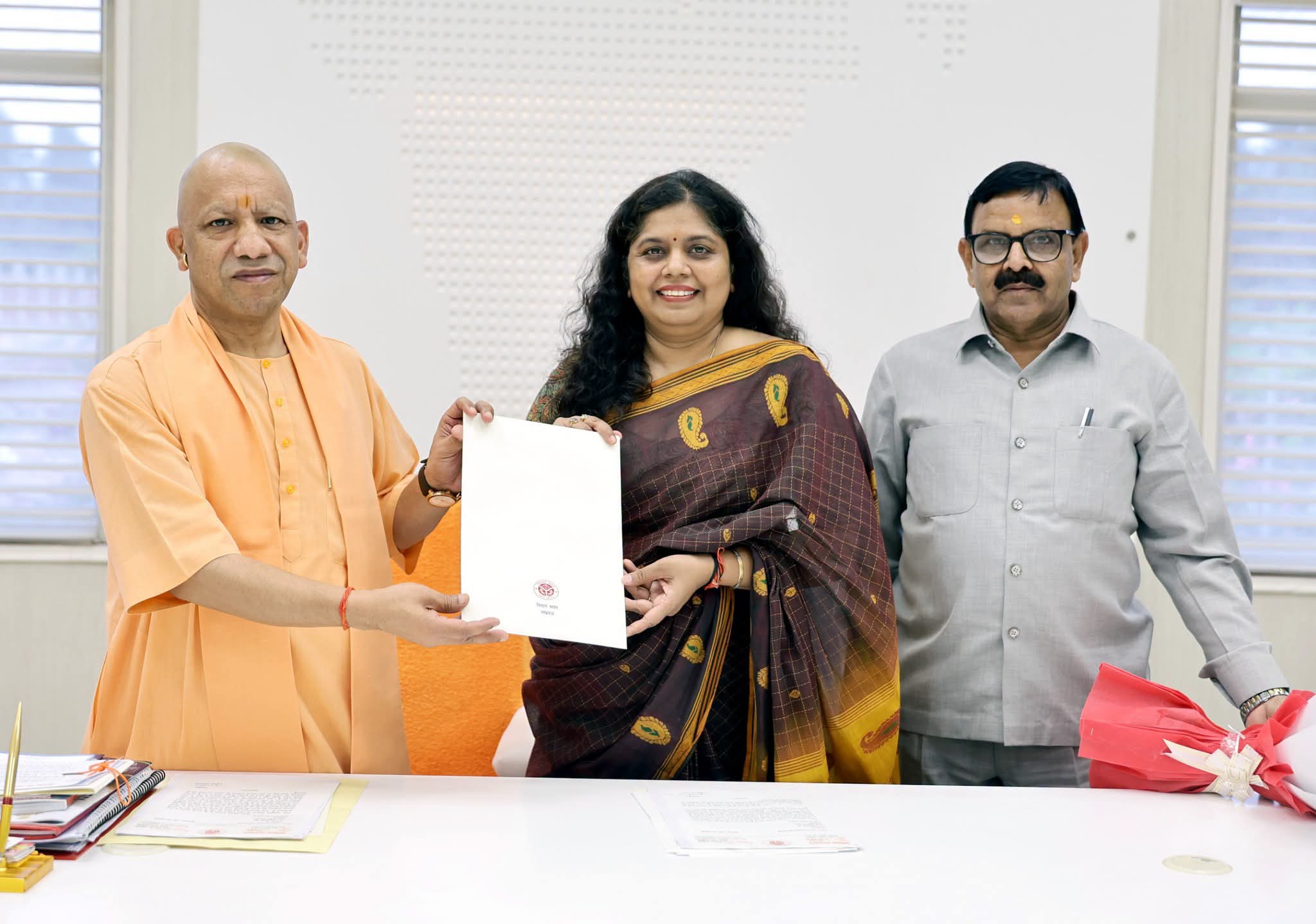 Rajya Sabha Member Shruti Gangwar Meets CM Yogi, Discusses Development