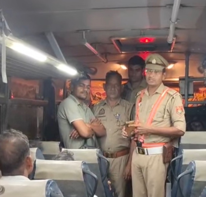 बरेली ट्रैफिक पुलिस का बस सुरक्षा अभियान: यात्रियों को सतर्क रहने की सलाह