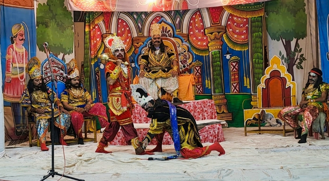 Angad Plants Foot in Ravana's Court, Challenges Lanka's Unity During Ramlila in Guna