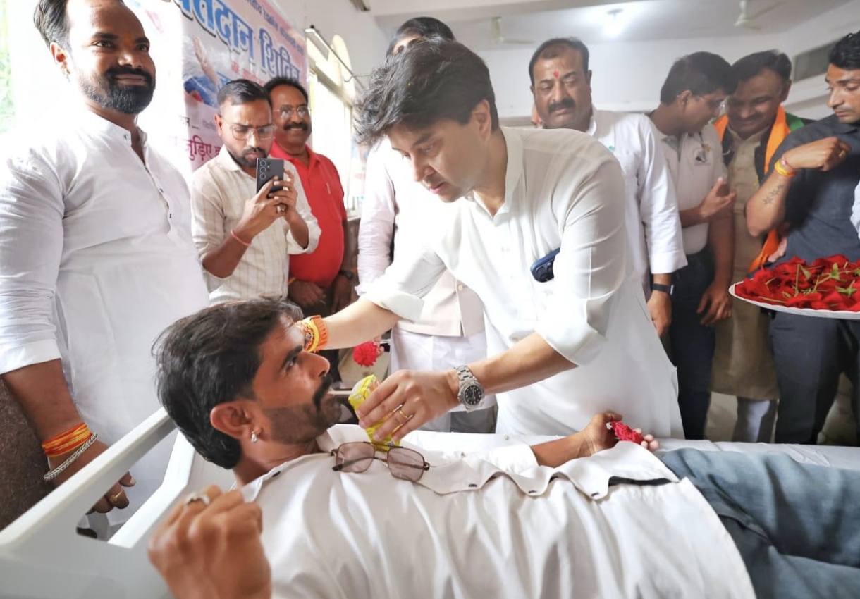 Jyotiraditya Scindia Boosts Morale at Mega Blood Donation Camp in Guna