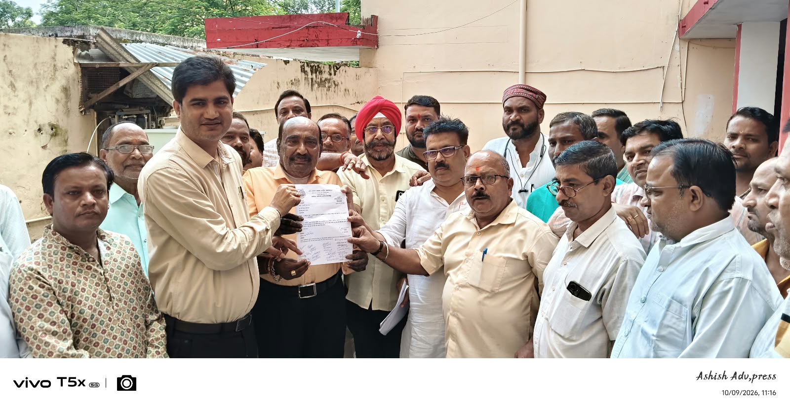 Traders in Utraula Protest UPI Charges, Submit Memorandum