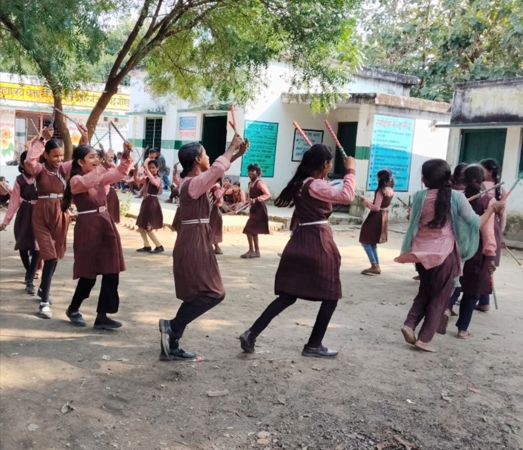 गोण्डा के विद्यालय में डांडिया आयोजन, लोक संस्कृति का प्रदर्शन