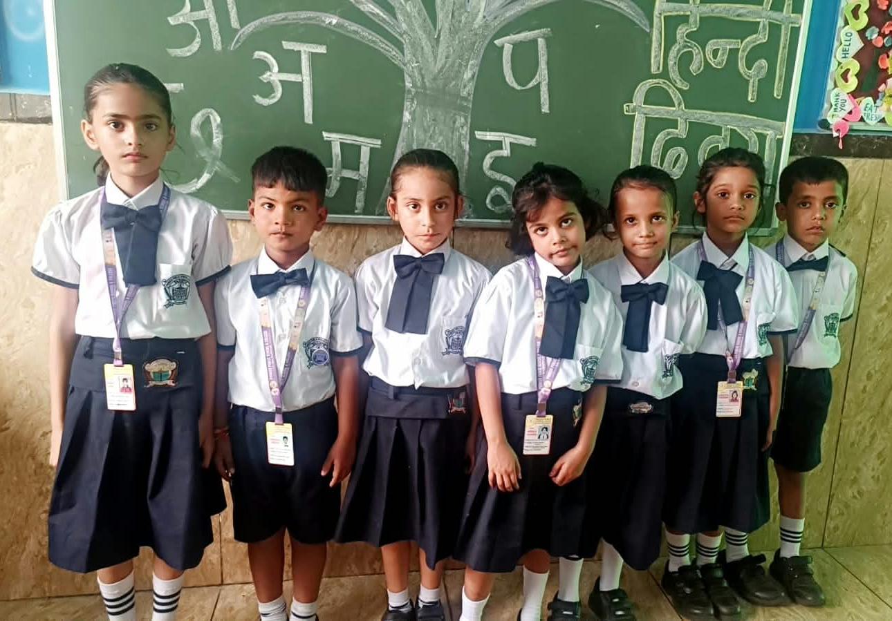 बलरामपुर के पायनियर पब्लिक स्कूल में हिंदी दिवस पर छात्रों ने दिखाई रचनात्मकता