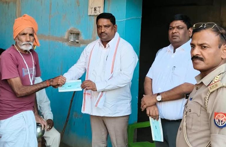 बलरामपुर सड़क हादसे के पीड़ितों को विधायक ने बांटे CM राहत कोष के चेक