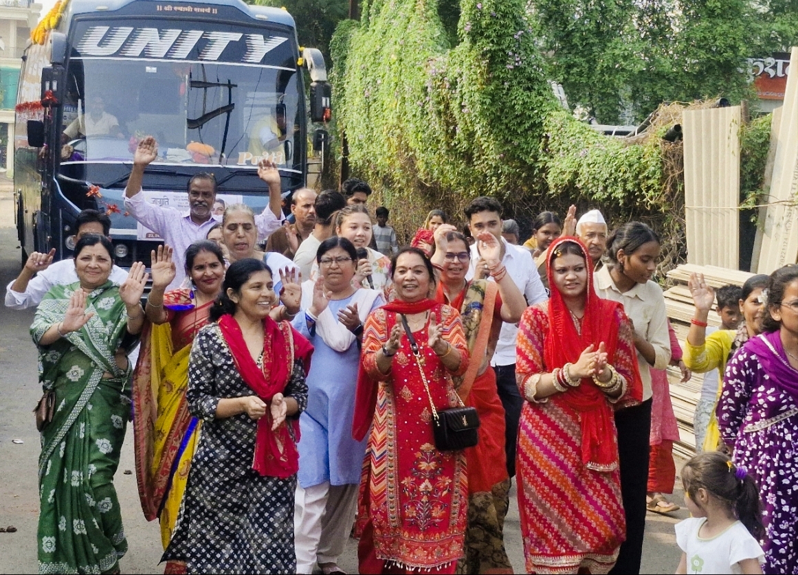 Nirankari Saints Arrive in Guna from Maharashtra, Depart for Samalkha Congress