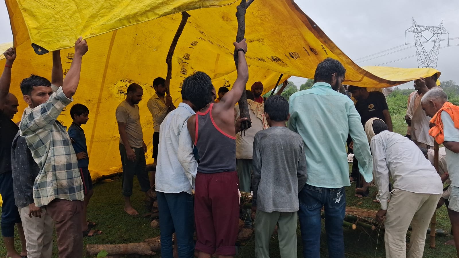 Mahoba: Funeral Held Under Tarpaulin Amidst Rain, Villagers Express Outrage