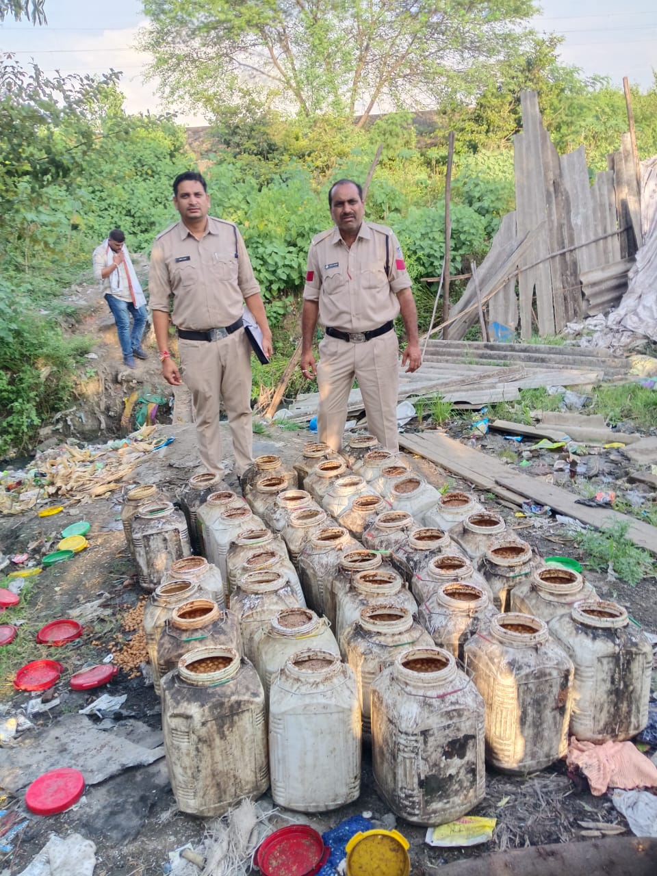 Narmadapuram Excise Department Seizes Illicit Liquor and Fermented Mash Worth Rs 76,000