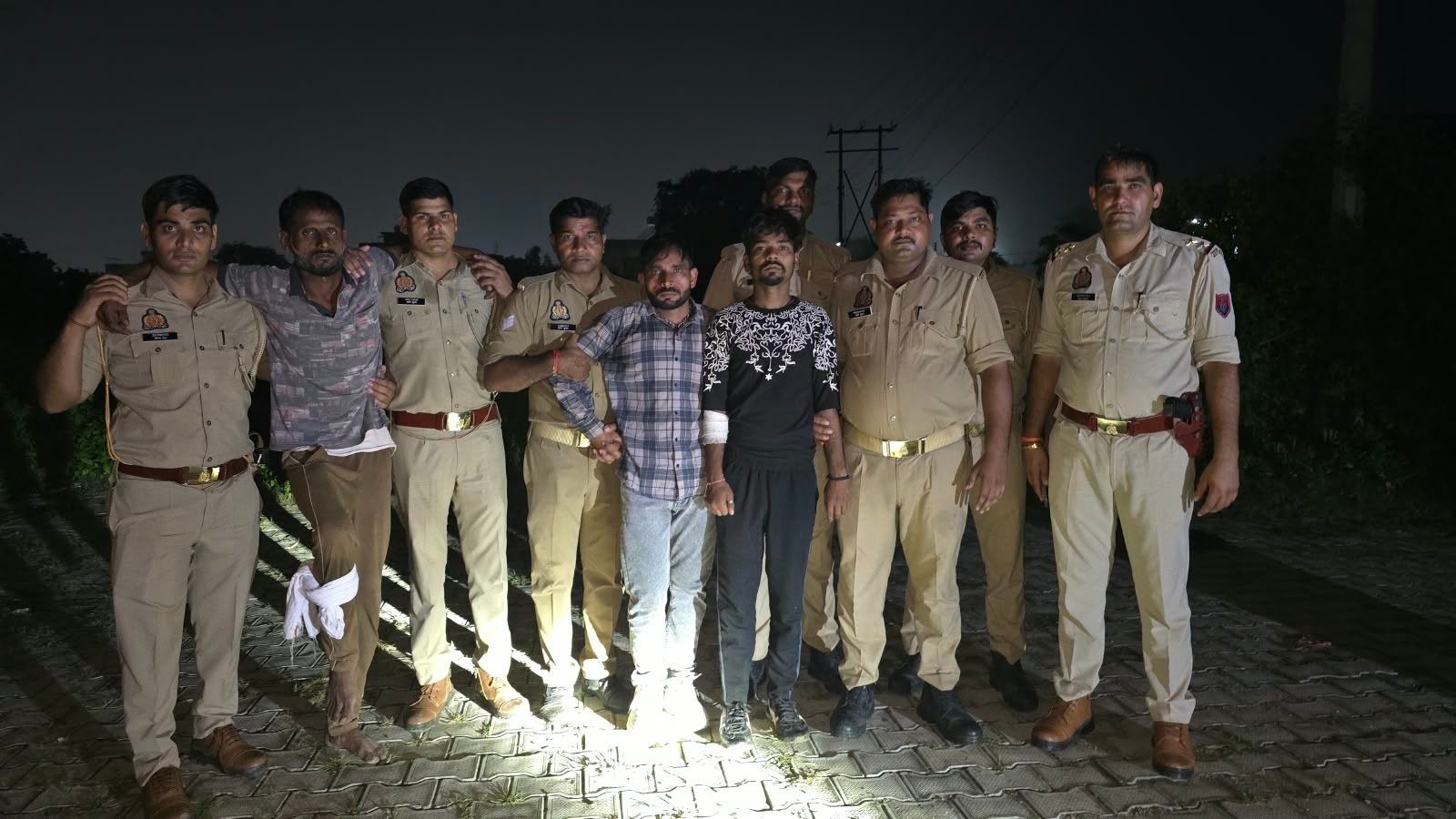 बरेली: मंदिर जा रही महिला से कुंडल लूटने वाले तीन आरोपी मुठभेड़ के बाद गिरफ्तार