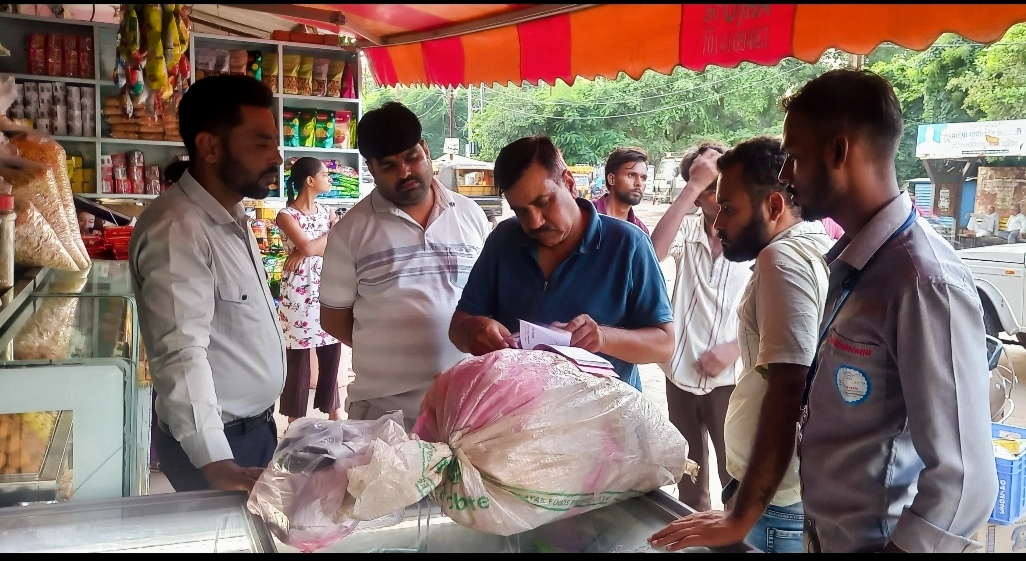 Guna Municipality Cracks Down on Banned Polythene, Fines Two Dairies