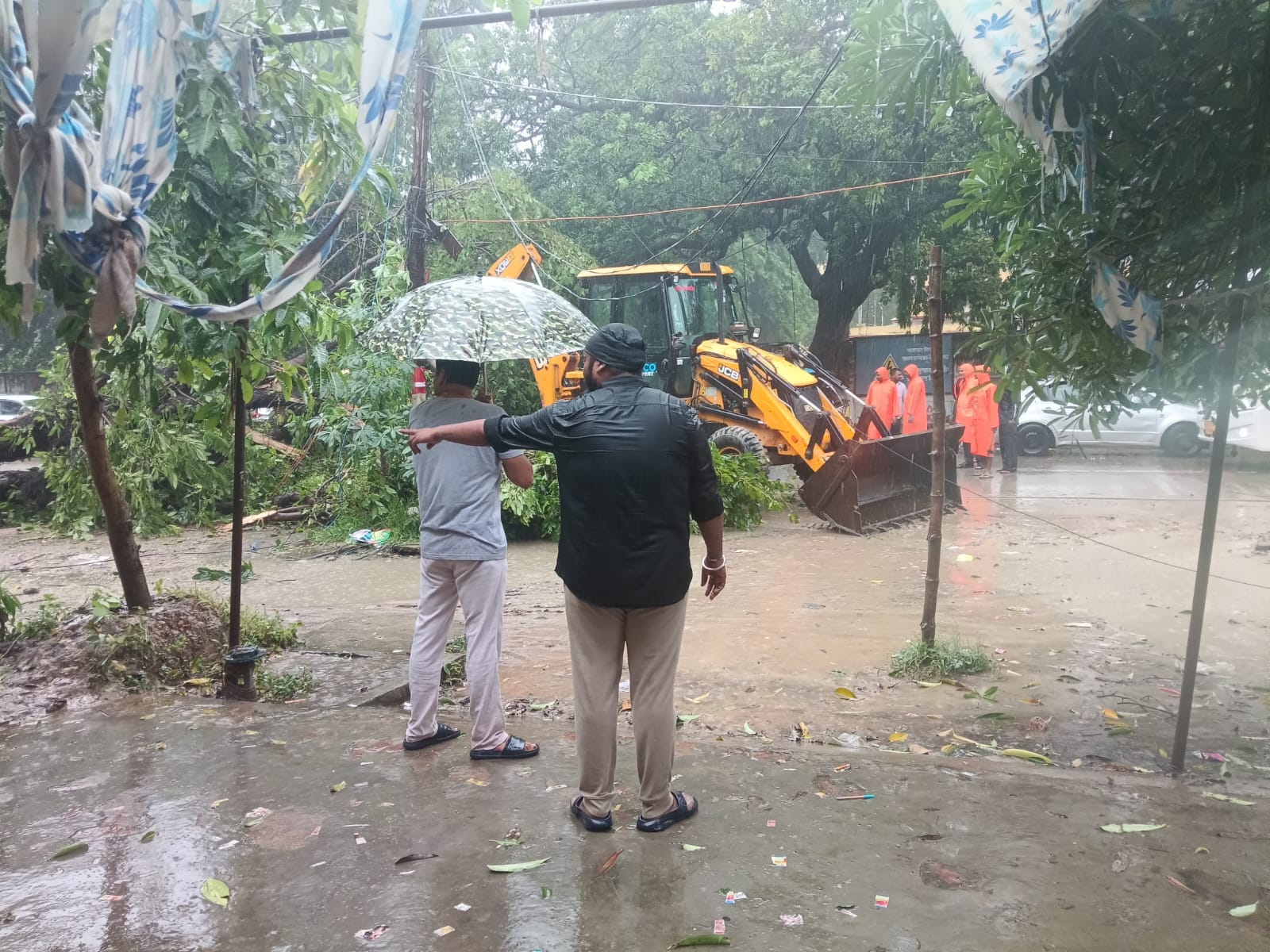 बलरामपुर में तीन दिन की मूसलाधार बारिश से जनजीवन अस्त-व्यस्त, राहत कार्य जारी
