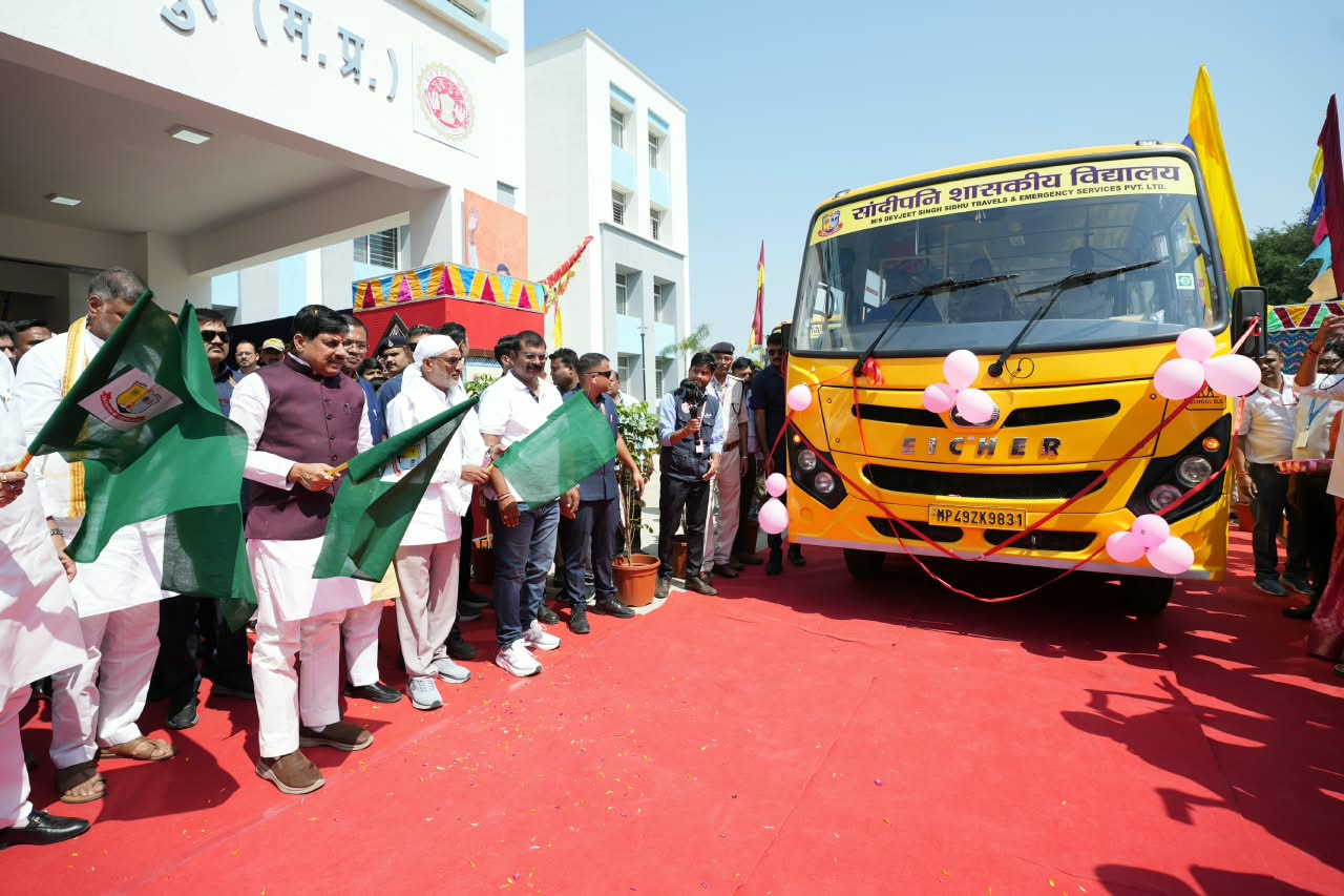 CM Yadav Inspires Youth for 'Developed India' Pledge in Narsinghpur, Launches Bus Service