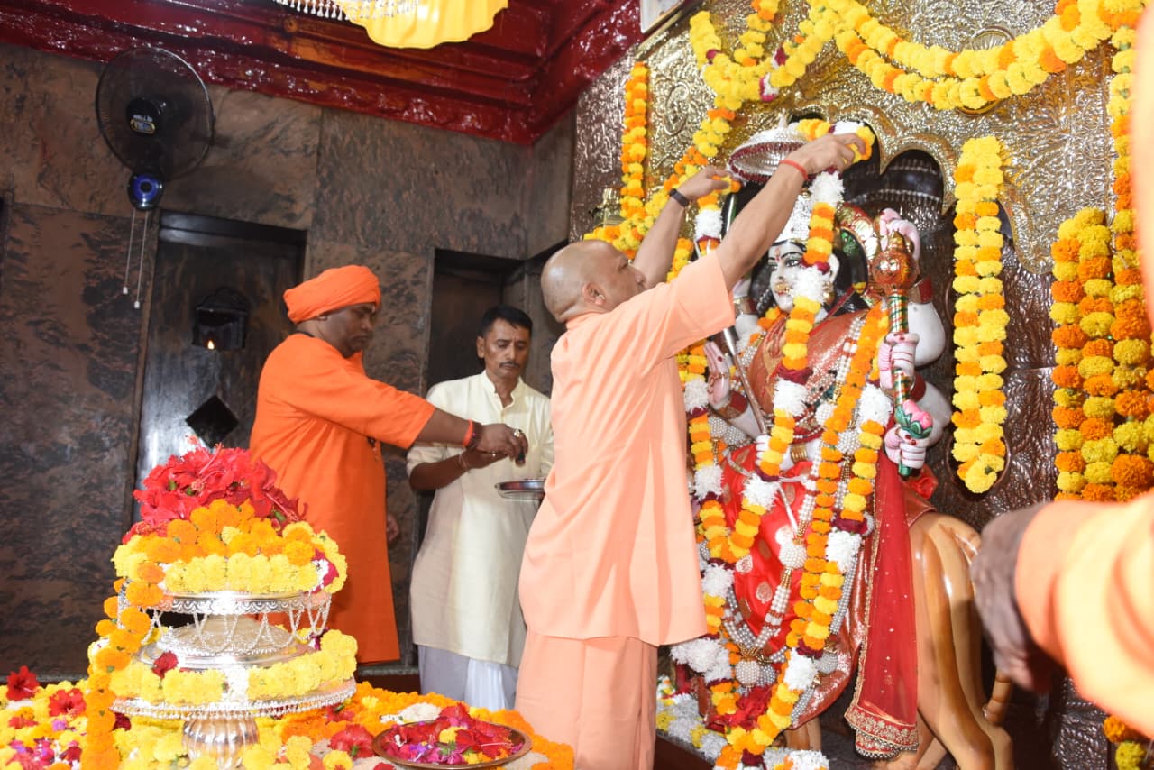 CM Yogi Offers Prayers at Maa Patshwari Temple, Prays for State's Prosperity