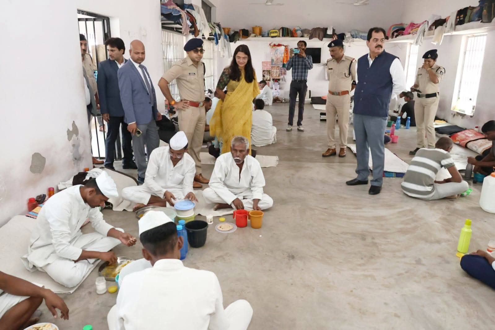 Judicial Officials Inspect Narsinghpur Jail, Assess Prisoner Facilities