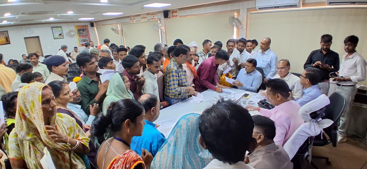 Damoh Public Grievance Redressal: Collector Hears 224 Citizen Issues, Health Check-ups Also Conducted
