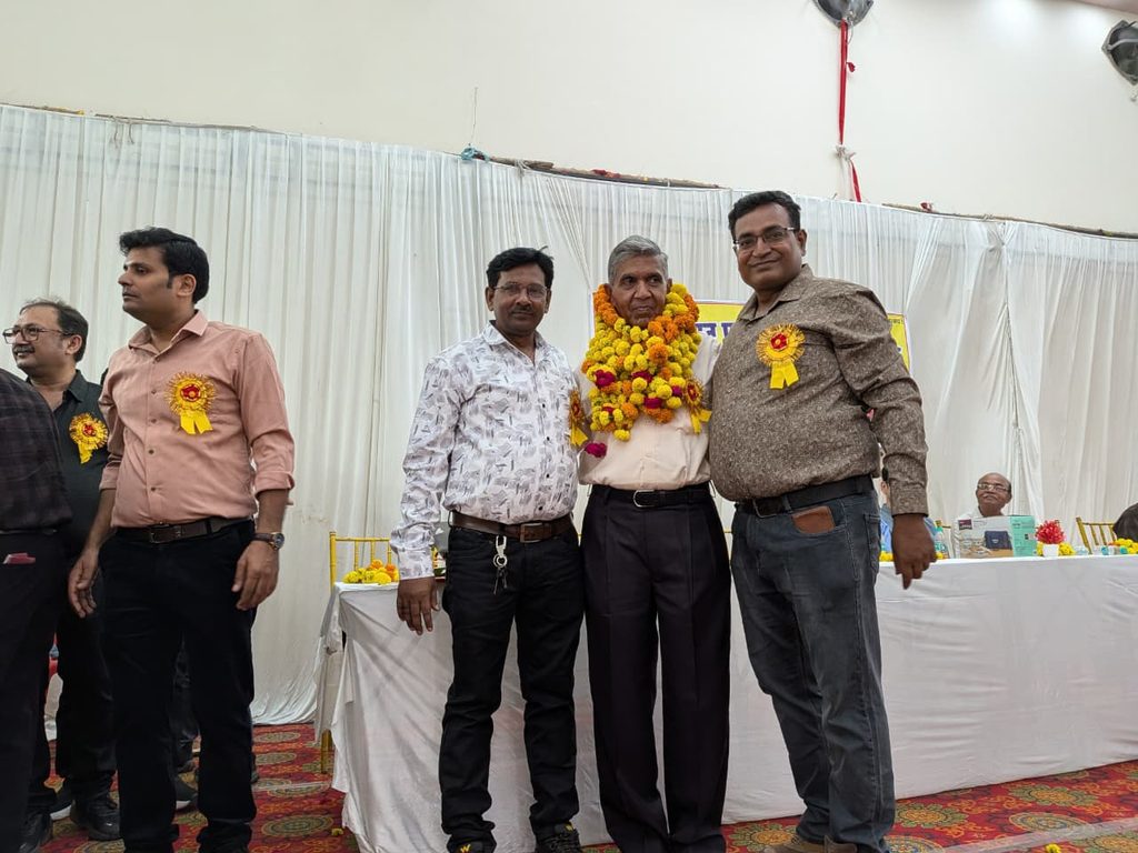 कायमगंज में केमिस्ट एसोसिएशन ने दवा व्यवसायियों को किया सम्मानित